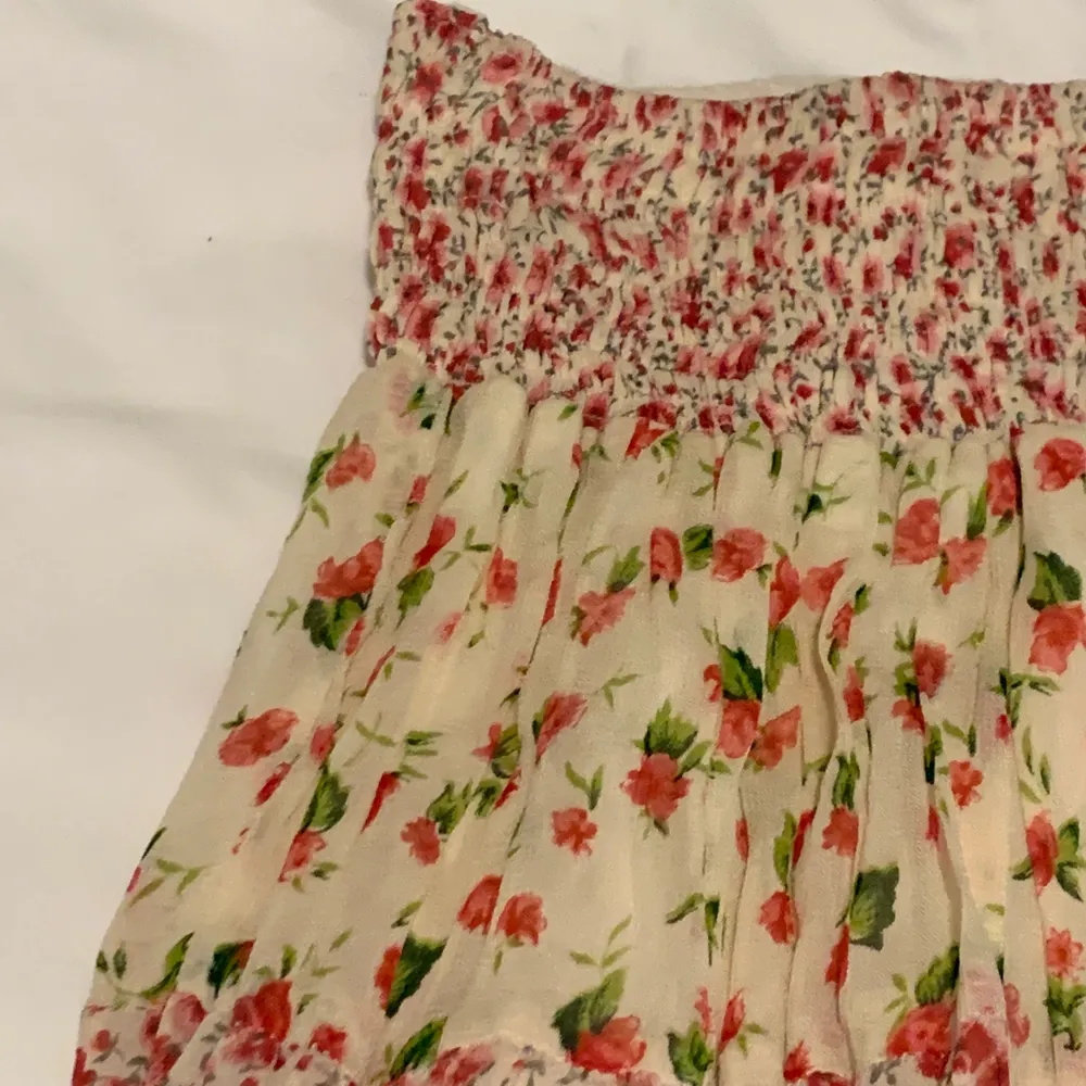 Säljer denna fina kjol från INDISKA 💕passar både en xs och s, m. Bra kvalitet och som ny!👍🏻. Kjolar.