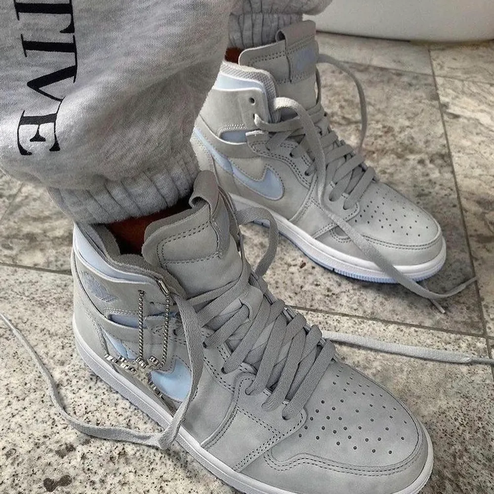 JORDAN 1 HIGH Zoom Air CMFT ”GREY FOG ”  TILLGÄNGLIGA STORLEKAR ⬇️  • EU37,5 • EU38  • EU40,5   • PRIS FRÅN 2499kr FRI FRAKT  • SKRIV TILL OSS I DM OM DIN STORLEK SAKNAS   • VI NÅS GENOM DM FÖR EVENTUELLA FRÅGOR ELLER FUNDERINGAR!  #erisneakers . Skor.