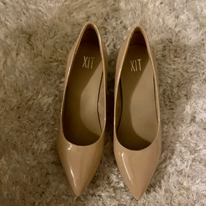 Klackskor  - Klackskor aldrig använda! Storlek 36 men är som en 37:a 