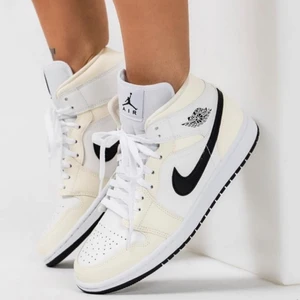 Jordan 1 Mid Coconut Milk 🥥  - Jordan 1 Mid Coconut Milk 🥥   Tillgängliga storlekar⬇️  • EU38 • EU38,5 • EU39 • EU40 • EU41 • EU42,5  • Pris: 2499kr Fri Frakt   • Skriv till oss i dm om din storlek saknas   • Vi nås genom dm för eventuella frågor eller funderingar!  #erisneakers 
