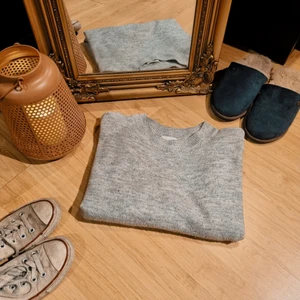 Tröja - Grå skitmjuk och mysig tröja från HM!🤍 långärmad, inte stickad🌸Kan köra ut för 30kr i Västerås eller så möts vi upp eller vanlig frakt🚚