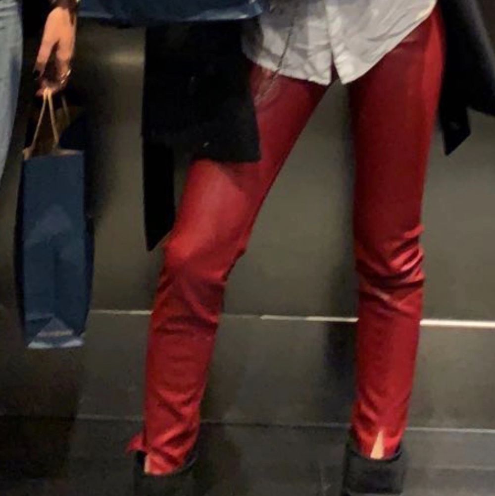 Ett par mörkröda skinnbyxor ifrån Zara med dragkedja på sidan och slittar längst ner. Perfekt skick! . Jeans & Byxor.