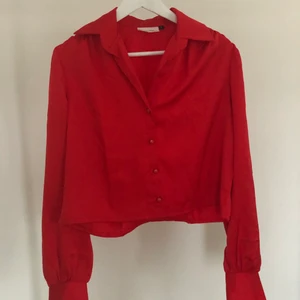 Röd glansig skjorta - Röd skjorta