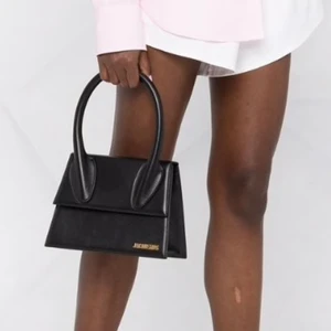 Jacquemus le Grand chiquito tote  - Funderar på att sälja min slutsålda Jacquemus väska. Köpt i september 2021. Använd men i väldigt bra skick, inga skador. Kvitto finns på Mail. Säljer vid bra bud💕