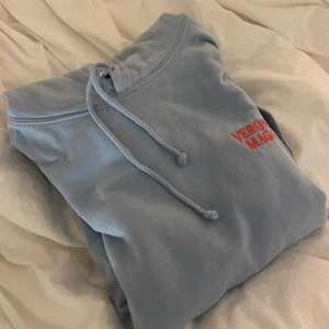 Veronica Maggio hoodie  - Coolaste Maggio merchen, hoodie med tillfäligheter trycket bakom. Tyvärr har den knappt kommit till användning och därför säljer jag den🥰 Köpt för ca 500kr. OBS hoodien är liten i storleken, tycker jag själv!
