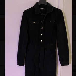 Byxdress - jeans - Snygg byxdress från Missguided i jeans. Mörkgrå, bra skick. Storlek 36 men skulle säga att den är mer som 38. 