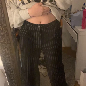 kostymbyxor med kritstreck  - Säljer snygga kostymbyxor med kritstreck. Storlek: 42 med sitter mer som 40. Kan även passa mindre men då sitter dem ganska oversized❤️‍🔥