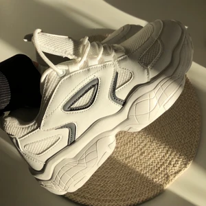 Helt oanvända nya vita sneakers - Super snygga chunky sneakers från ASOS. Säljer pga för små. 