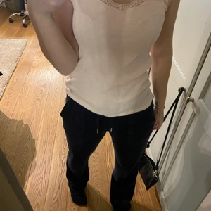 Uniqlo linne  - Supergulligt linne med spets från uniqlo. Det kommer tyvärr inte till användning och därför väljer jag att sälja. Har tyvärr klippt bort lappen så vet inte vilken storlek det är. Men skulle tippa på S🥰