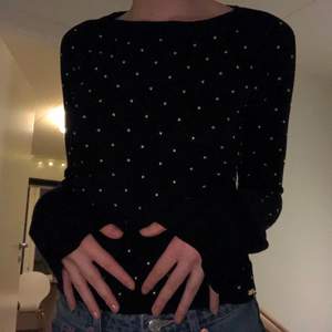 Jag säljer min knappt använda Guess tröja! Den är svart och har sååå härligt material (finstickad). Den är  också lite vidare vid armen vilket är super fint och trendigt!!💕💕