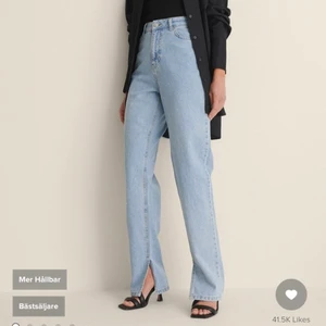 Jeans med slits - Blåa jeans med slits från NAKD, använda en gång så de är i jätte fint skick