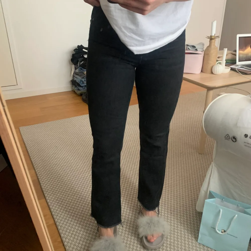 Super fina svarta/gråa jeans från Gina tricot, bra skick!! Storlek 34. Jeans & Byxor.