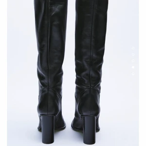 HÖGKLACKADE SKINNSTÖVLAR från Zara - Säljer mina helt oanvända skinnstövlar från zara. De har prislappen kvar och är i nyskick då jag aldrig har använt de. Nypris 1200