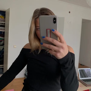 Off-shoulder topp  - Svart långärmad off-shouldertopp i strl L från NA-KD. Oanvänd med prislapp på. Köpt för 249:-. Säljer för 100:-.  