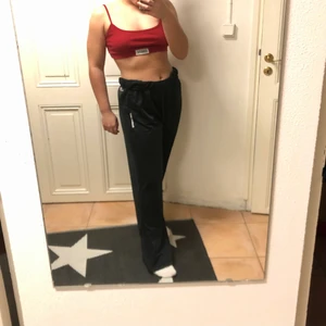 Reebok byxor - Skit snygga Reebok byxor, de är raka i modellen. Säljer för att de är för stora och för långa på mig som är 164.