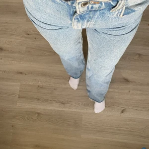 Jeans från zara! - Säljer dessa långa raka jeansen från Zara! Strolek 36 men passar även 38! Nypris 400kr!