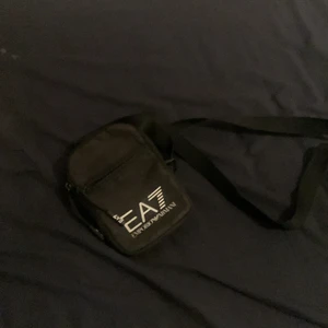 Ea7 axelväska  - Säljer denna axelväska som inte kommer till användning den är köpt för 700kr och säljer den för 200kr
