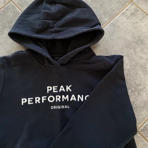PEAK HOODIE - Simpel marinblå Hoodie från Peak Performance. Storlek 170 men passar mig som har XS/S i överdelar🤎 Sparsamt använd men enda defekten är att det är lite lite slitet under armarna (se bild 3). Detta är dock väldigt enkelt att fixa då det är i sömmen!!! Nypris ligger på ca 649kr, säljer för 300kr + frakt💛