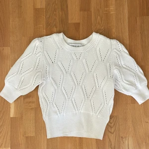 Ivyrevel topp stickad  - Säljer en vit stickad topp från Ivyrevel! Knappt använd och väldigt bra skick! Storlek S