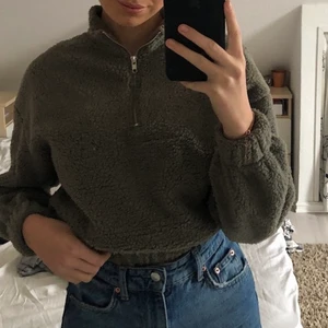 Fluffig tröja - En snygg grön, fluffig tröja med dragkedja upp till halsen! Har muddar vid armar och midja som gör att den får en fin form trots den är fluffig! 😃 (kan eventuellt också frakta men köparen står för frakten)