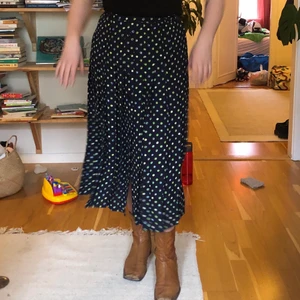 Kjol - Åh den här kjolen e så trevlig och fin. Köpt på pop-up butique och e så snygg till boots eller chunky loafers, perfekt till vår och sommar!