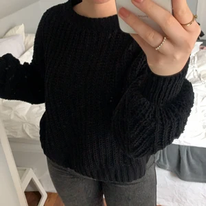 Svart stickad tröja - Svart stickad tröja från hm, väldigt luftig, passar s-l beroende på önskad passform