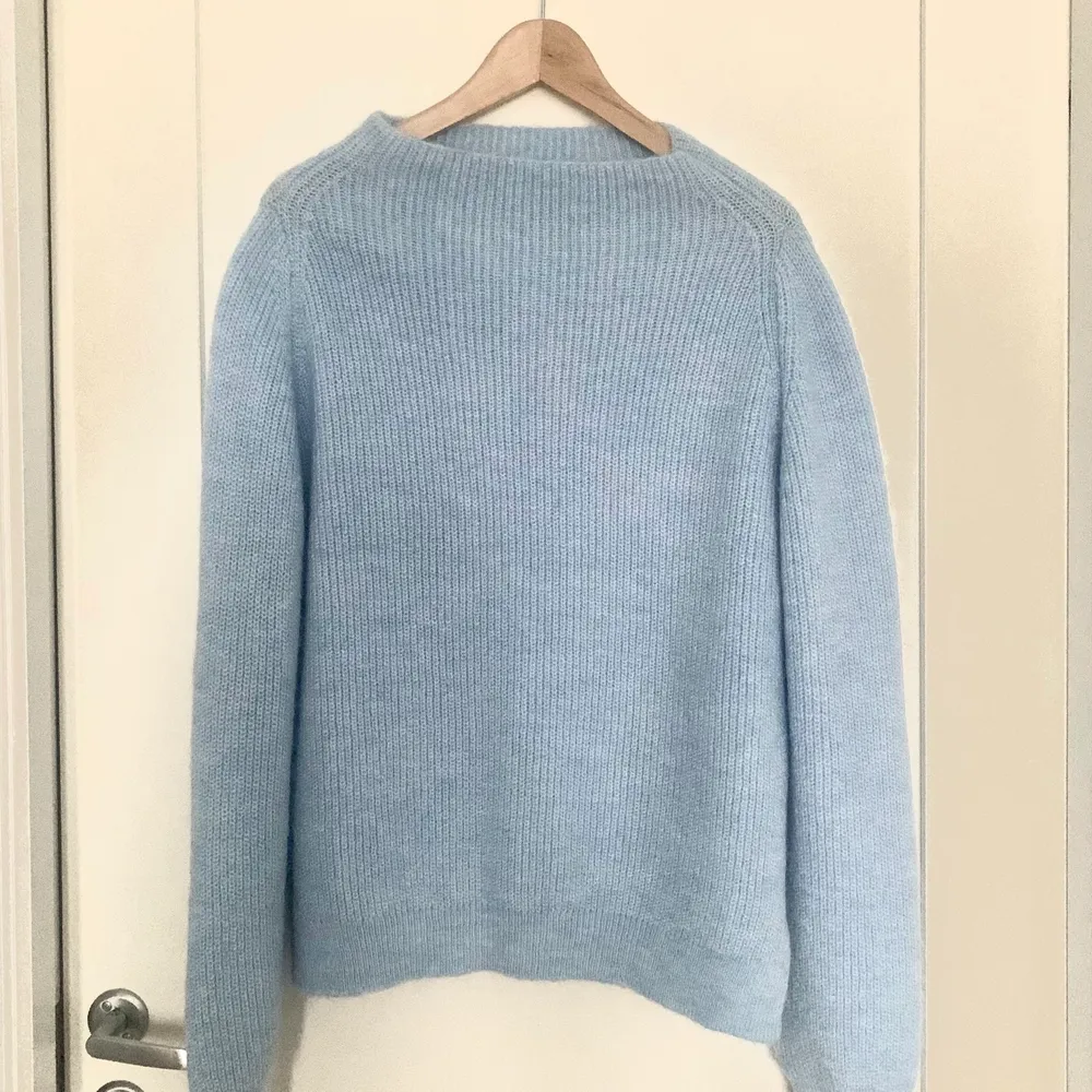 Stickad ljusblå tröja från Gina Tricot - i samarbete med Anine Bings kollektion 2018💙 Har nästan aldrig använt den, så i väldigt bra skick! . Tröjor & Koftor.