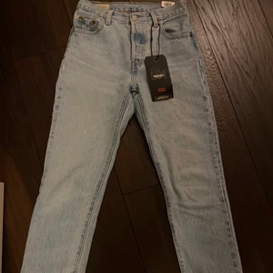 Helt nya Levis jeans 501, strl 23 - Helt nya Levis jeans, modellen är 501. Original lappar sitter till och med kvar!   Tumstorlek 23/26  Nypris 1099