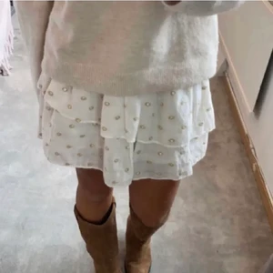 Zara kjol - Säljer den söta kjolen från zara! Storlek S❤️ hely slutsåld! Bud från 300kr