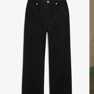 Yoko byxor  - Monki Yoko corduroy trousers i fint Manchester tyg. Väldigt bra skick. Säljer pga för små. Köpta för 350kr