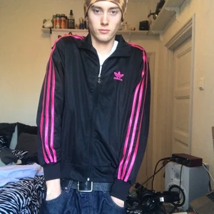 Adidas tracktop - Riktigt snygg ba, finns inte mycket mer att säga, bra skick. barnstorlek XXL men passar typ medium?
