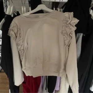 Tröja storlek M - Tröja med lite volang vid axlarna! Köpt i Ullared för 150kr. Aldrig använd 
