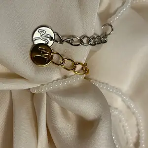 🤍Amadeus enfärgat armband & ring ✨Det går att välja mellan silver eller guld                                                     🤍Pris: Armband: 79kr Ring: 49kr Set (armband & ring): 120kr 🪐 Eventuell fraktkostnad: 14kr                             💫 Storlekar på armband:                                                  🤍XS/S - 13,5cm + 4,5cm < 18cm 🤍M/L - 17cm + 4,5cm < 21,5cm 🤍Ringar är unisize.                            Beställning sker via Instagram @amici.uf (Silver/guld, storlek & produkt)