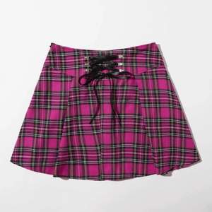 en kjol som jag köpt på SHEIN för länge sedan. använd fåtal gånger! passar bra och är bekväm att använda:) det är bara att skriva om du har frågor<3