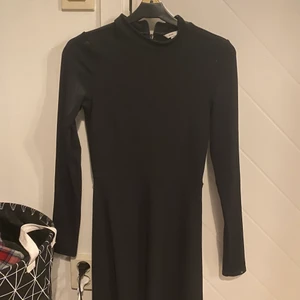 Svart klänning - Svart lång klänning från hm i storlek xs. Endast använd 1 gång.