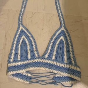 Virkad topp - Topp som jag har virkat! Knytning i nacken och snörning i ryggen! Skriv privat för för bilder eller för att diskutera pris! Köparen står för frakt!