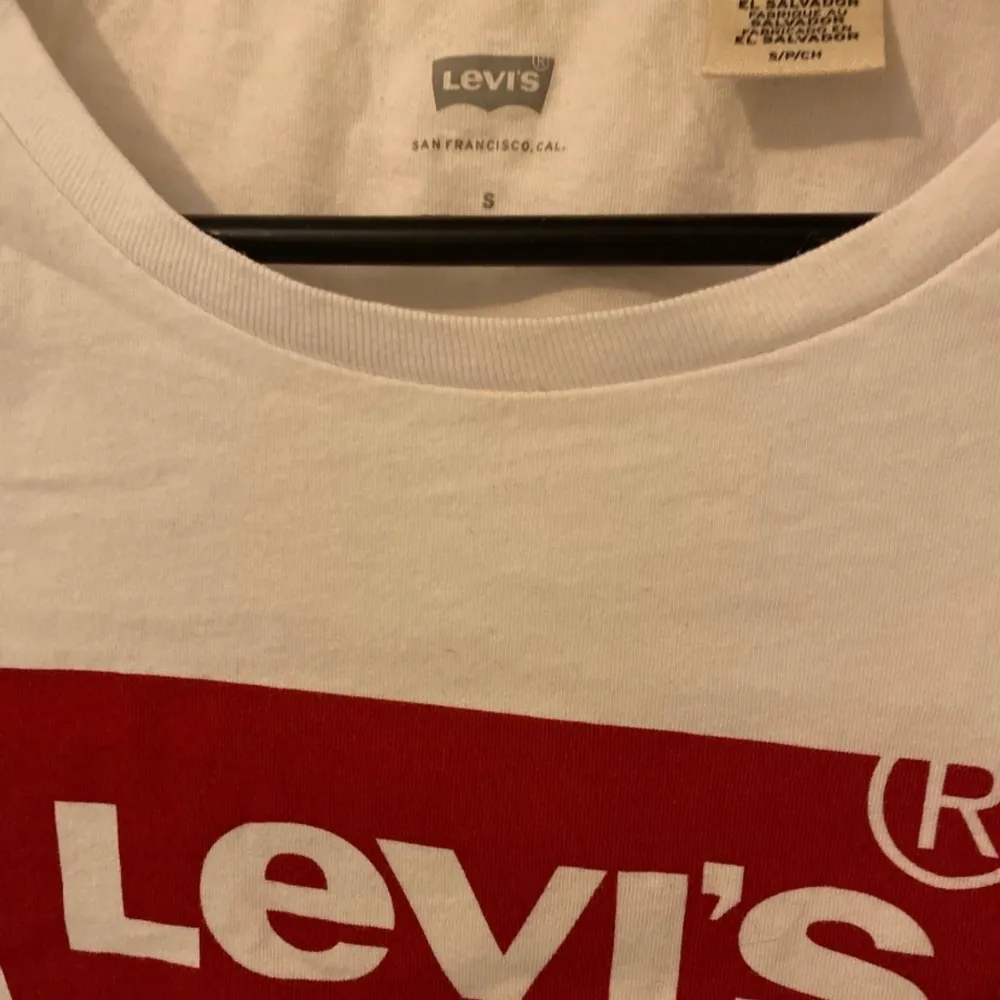 Klassiks T-shirt från Levi’s i storlek s dam. Sparsamt använd så den ser ut som ny!  Inköpt för 599kr. T-shirts.
