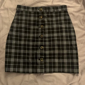 Rutig kjol str 34 - Rutig kjol från hm, köpte för några år sedan men har aldrig använt då den inte är min stil! Nyskick Str 34✨ säljer för 20kr