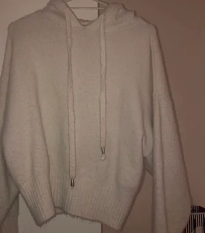 Stickad hoddie  - Stickad hoddie, bra skick och väldigt mjukt material. Skriv privat för info, pris kan diskuteras