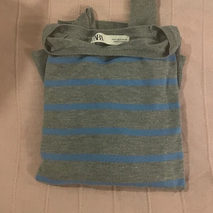 Trendig zara tröja  - Lägger upp igen ‼️ Superfin randig tröja ifrån zara. Den är i bra skick och köpt i början av oktober 2021 om jag minns rätt. Säljer då den tyvär inte kommer till användning. Skulle säga att den passar en M. Buda privat, inte under 50kr.Köp direkt för 130+ frakt. Frakt diskuteras. 💗 bud: 95kr‼️‼️