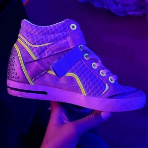 Isabel marant  -  Intresse koll på mina Isabel marant liknande skor🔥. Köpte dme för några år sedan så finns inte kvar, komme ej ihåg vad jag köpte dem för så kommer börja med 350💗(skriv privat för fler bilder)🥰