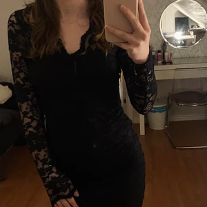 Svart spetsklänning  - Superfin svart klänning med nät över armarna💗 klänningen är från bubbleroom och är i stl S