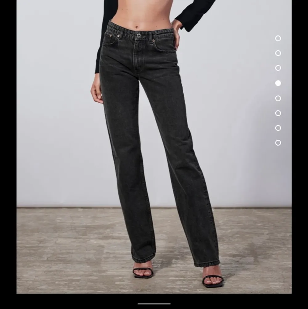 säljer nu mina helt nya, oanvända & slutsålda mid waist jeans ifrån zara!! de är i stl 40 men skulle säga att de sitter som en 38a! . Jeans & Byxor.