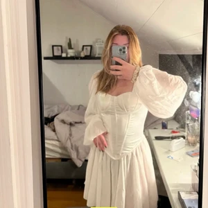 Jättevacker klänning!!  - Säljer denna otroligt vackra klänning med korsett och flowy ärmar! Verkligen superfin men tyvärr passade den inte riktigt mig… köpt hör på Plick! Nyskick såklart! Köparen står för frakten, om du har några frågor är det bara att kontakta! Budgivning om flera är intresserade :) passar en XS-S. Går att ha både off-shoulder och som det visas på bilden. (Lånade bilder) ❤️❤️ Man ser ut som en ängel! 