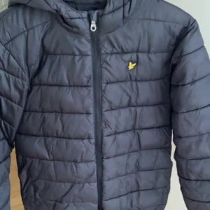 Vårjacka  - Sparsamt använt svart jacka inga defekter. Skulle säga att den är som S lite M ändå ganska stor. Varm och skön köpt för 1200 på kids brand store. 