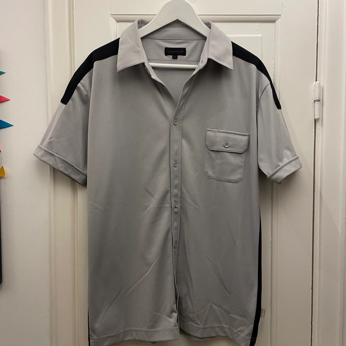 Grå skjorta