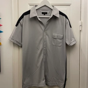 Grå skjorta  - Grå skjorta från selected