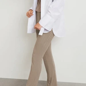 Byxor - Gina tricot ida rib trousers storlek S, säljs pga fel storlek helt nya prislappen är kvar. 150kr 