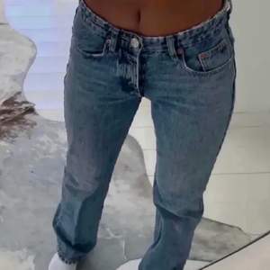 Mid Rise jeans från zara. Färgen finns inte att köpa längre!❤️ det är lite spruckna i midjan men det ger bara jeansen en ännu bättre stil. Kan skicka bild om man vill se