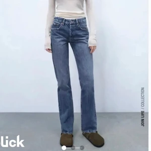 ZARA JEANS  - Säljer ett par jeans liknande Zara jeansen, i storlek 38 men passar mig som har XS-S!! ❤️ Dom är i toppen skick men säljer då jag har många likadana jeans!! ❤️ Betalning sker via swish, köpare står för frakten!! 📦✅